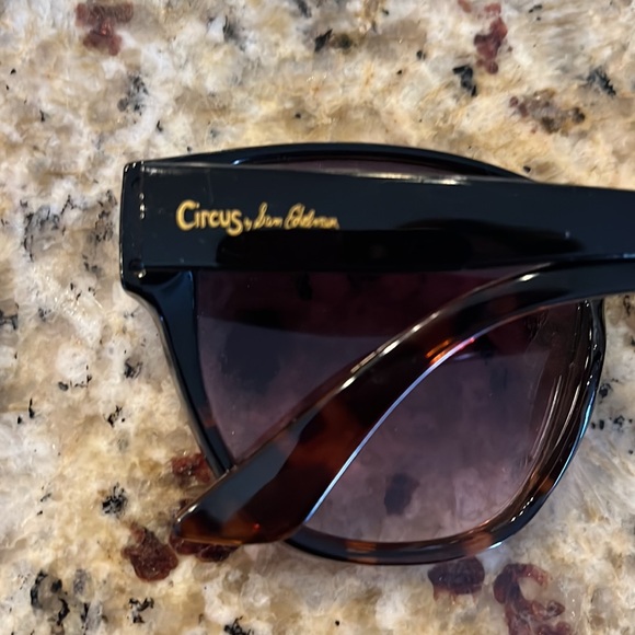 Sam Edelman circus sunglasses.  Tortoise shell with brown lenses. 2.5x2 - Picture 3 of 4